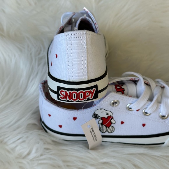 New Toddler Girl's Peanuts Snoopy White Canvas Slip On Shoes Various Sizes NIB - Picture 6 of 11
